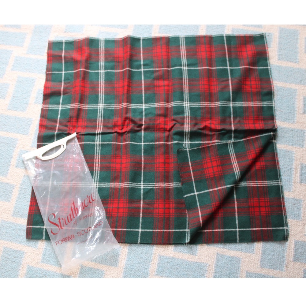 Strathmore of Forfar Green Red Tartan Plaid Wool Fabric Scotland 30x56 1.5 yard